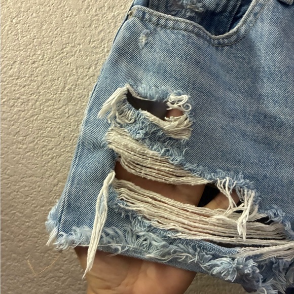 Levi's Women's 501 Original Light Blue Denim Shorts 28 - Picture 6 of 16